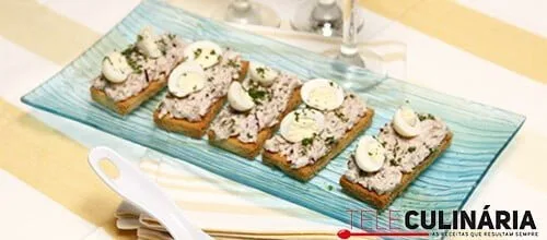 Tostas com creme de atum e ovos de codorniz