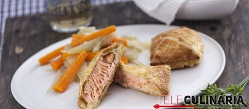 Folhado de salmão com funcho e cenoura