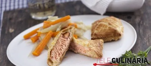 Folhado de salmão com funcho e cenoura
