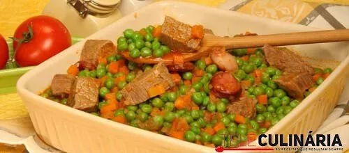 Ervilhas estufadas com carne e chouriço