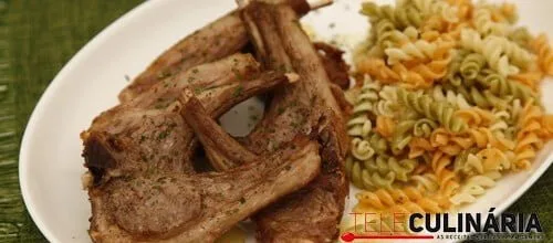 Costeletas de borrego fritas com massa fusilli