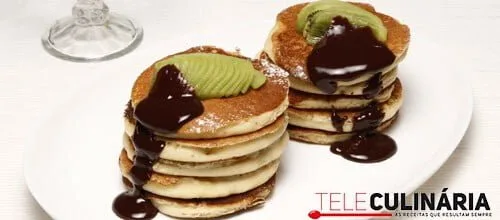 Panquecas com molho de chocolate e kiwi