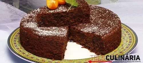 Bolo de chocolate preto com ameixas secas
