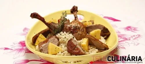 Pato agridoce com ananás