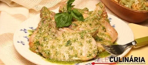 Costeletas de porco com molho pesto