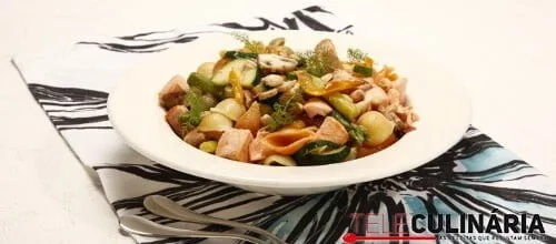 Wok de salmão com amendoins