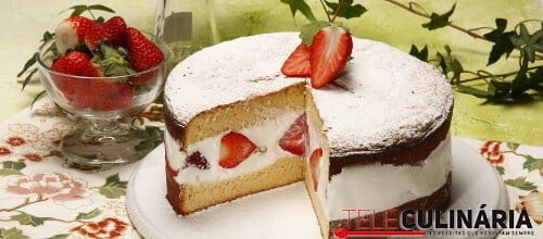 Bolo de natas e morangos