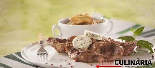 Bifes do cachaço com manteiga de ervas e batatas de cebolada