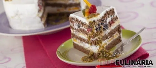 Bolo tropical com frutos vermelhos