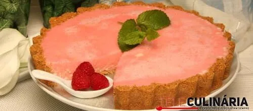 Tarte cremosa de tofu com gelatina de morango