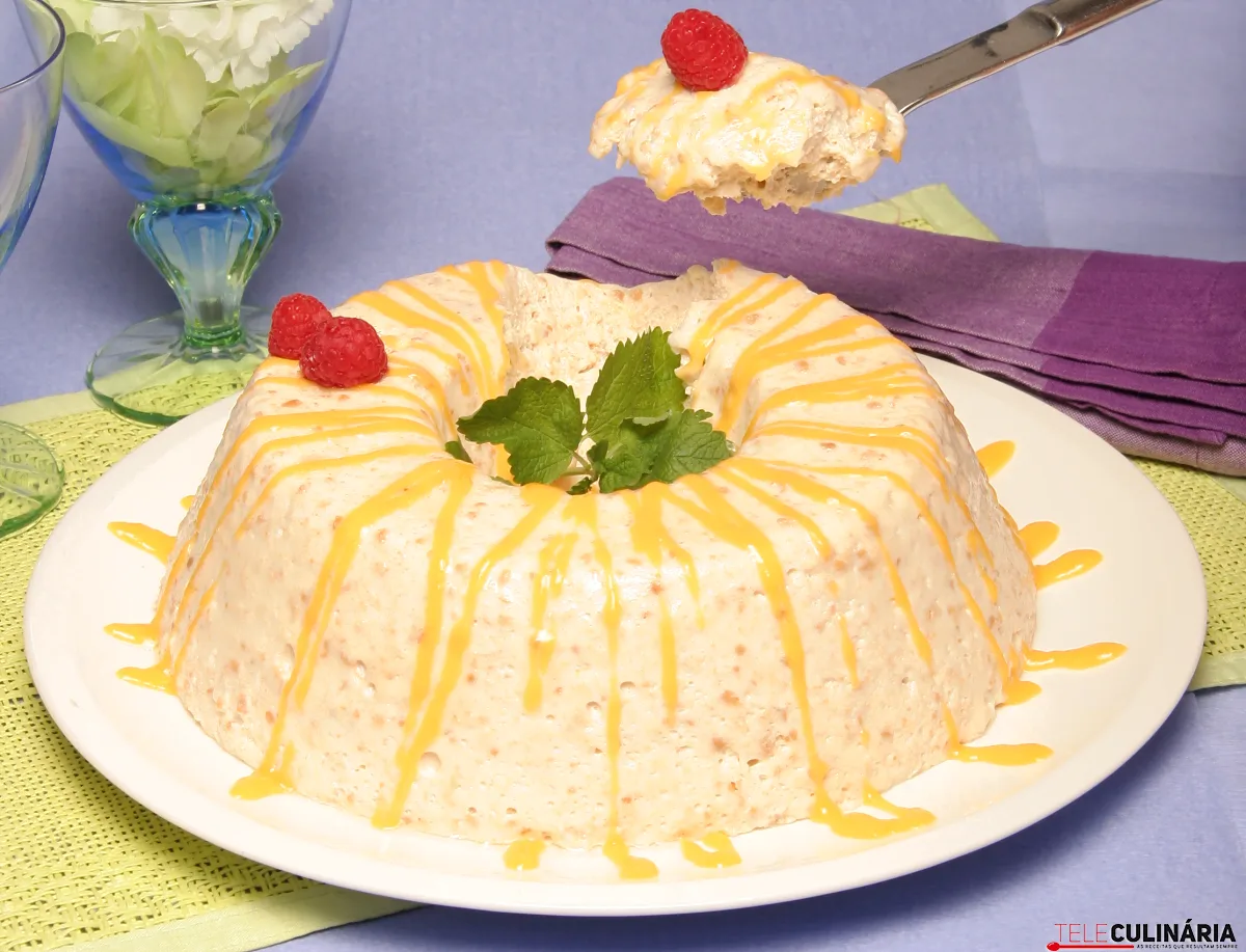 Coroa de bolacha e leite condensado com creme de ovos