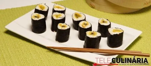 Sushi doce de frutas