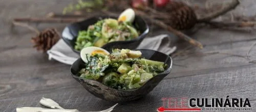 Salada quente de batata e couves