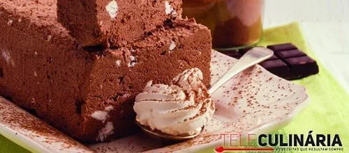 Bolo gelado de chocolate e suspiros