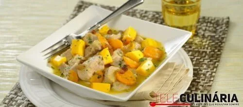 Carne de porco com cenoura e manga