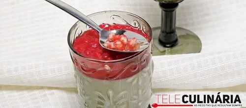 Mousse de chocolate branco com calda de romã