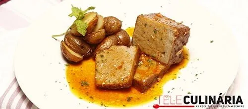 Assado de seitan com batata no forno