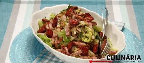 Couve lombarda salteada com chouriço e bacon
