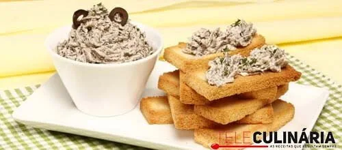 Tiras de pão com creme de azeitonas