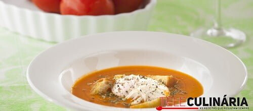 Sopa de tomate com pão frito e ovo escalfado