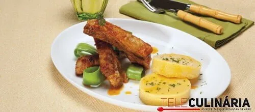 Costela mendinha de porco com galetes de polenta