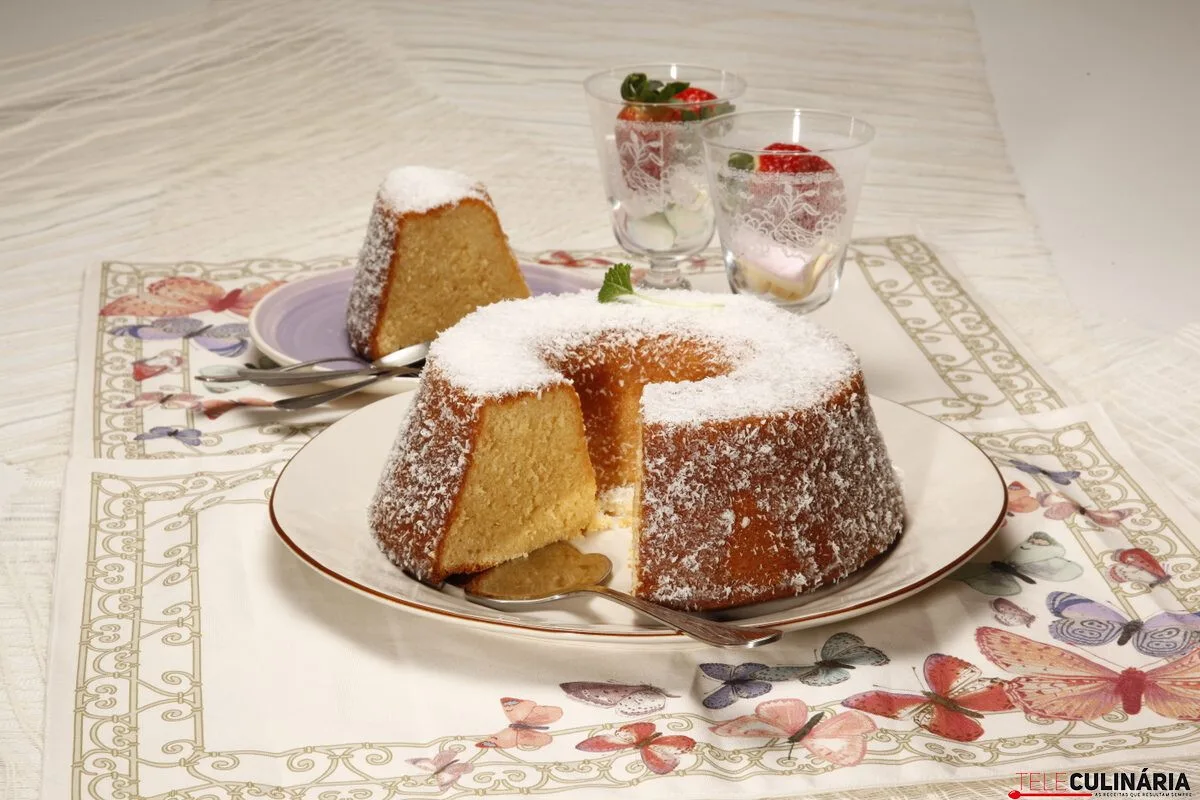Bolo cremoso de coco