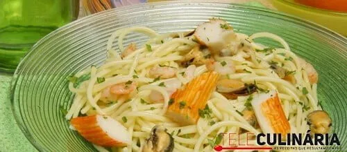 Esparguete salteado com frutos do mar