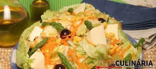 Salada com uvas e queijo de cabra