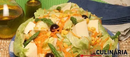 Salada com uvas e queijo de cabra