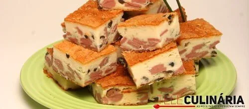 Pão de azeitonas e salsichas