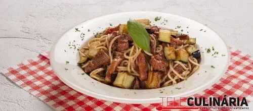 Esparguete com carne e beringela