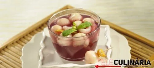 Líchias em calda rosé