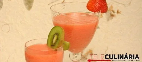 Cocktail de gin com morangos e kiwi