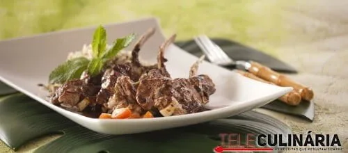 Costeletas de borrego grelhadas com molho de café e hortelã