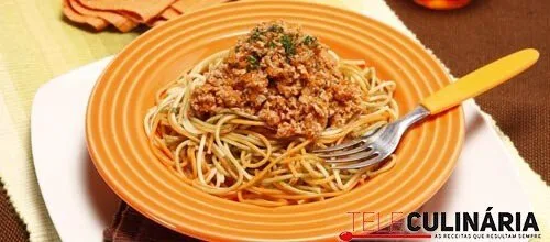 Esparguete tricolor com bolonhesa mista