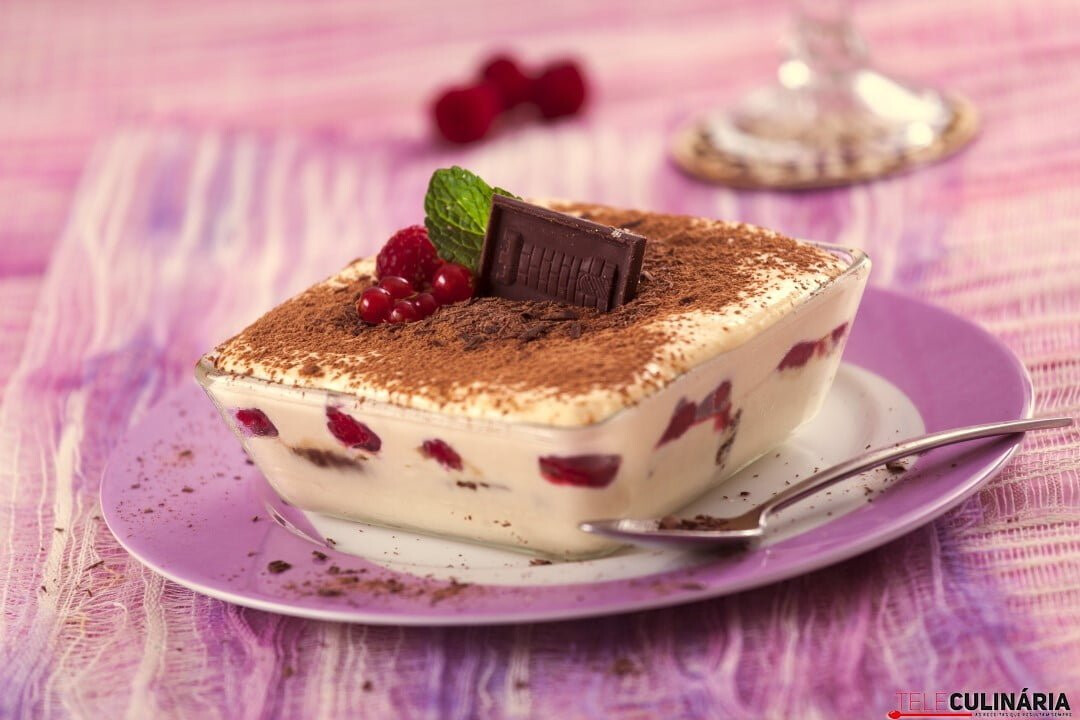Tiramisu de frutos vermelhos e chocolate