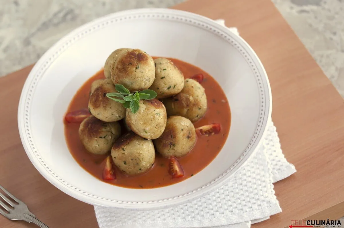 Almôndegas de peixe e molho de tomate