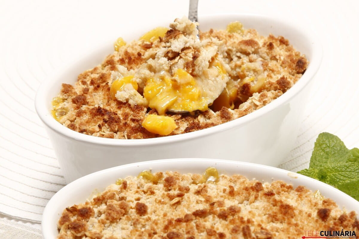 Crumble de manga com aveia