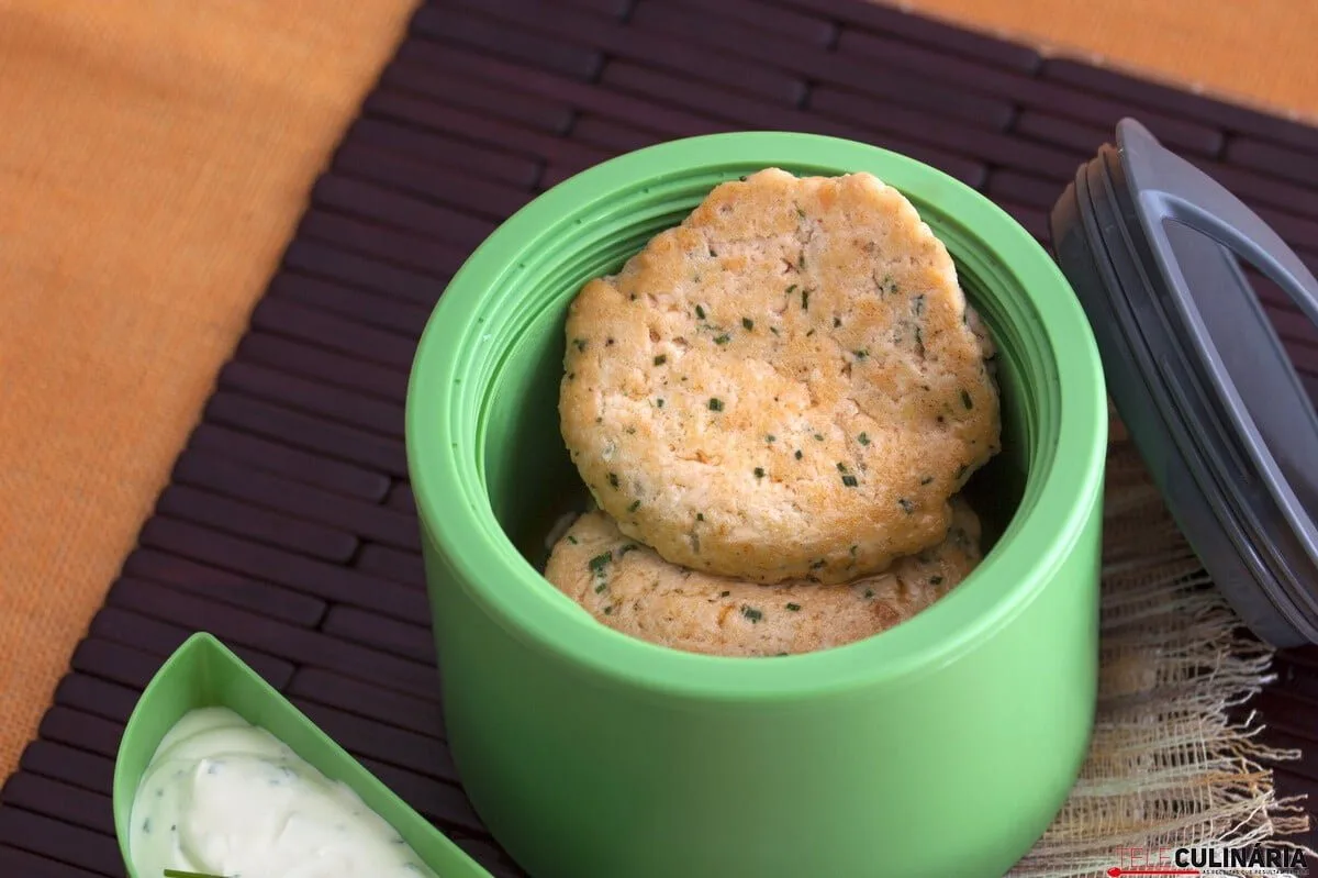 Hambúrgueres de salmão com molho de ervas