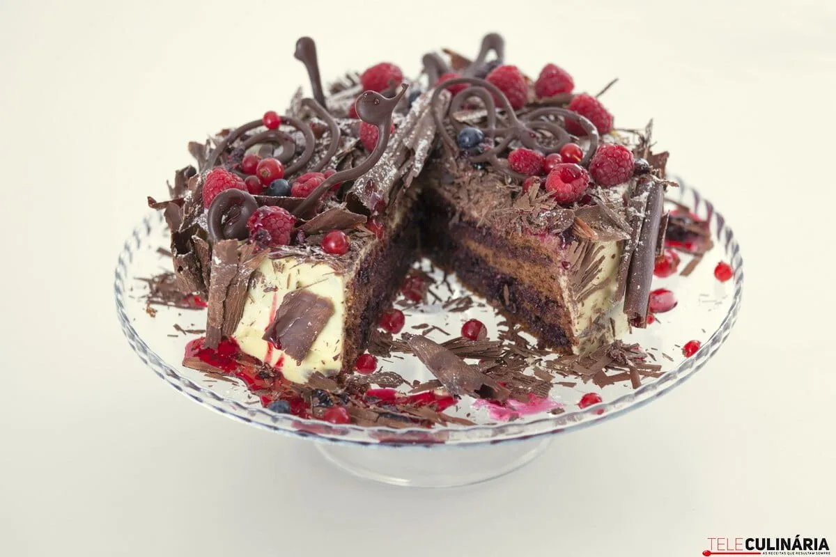 Bolo de chocolate com frutos do bosque