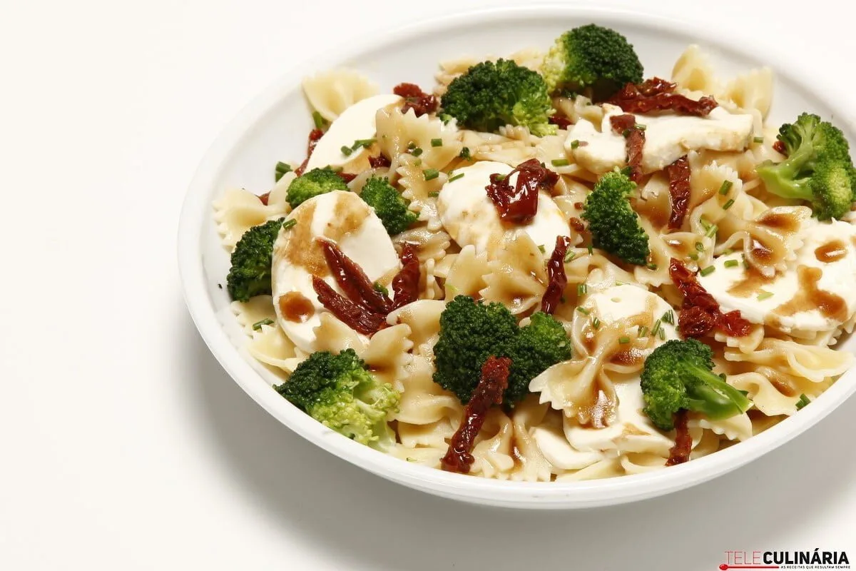 Laços com mozzarella, tomate seco e brócolos