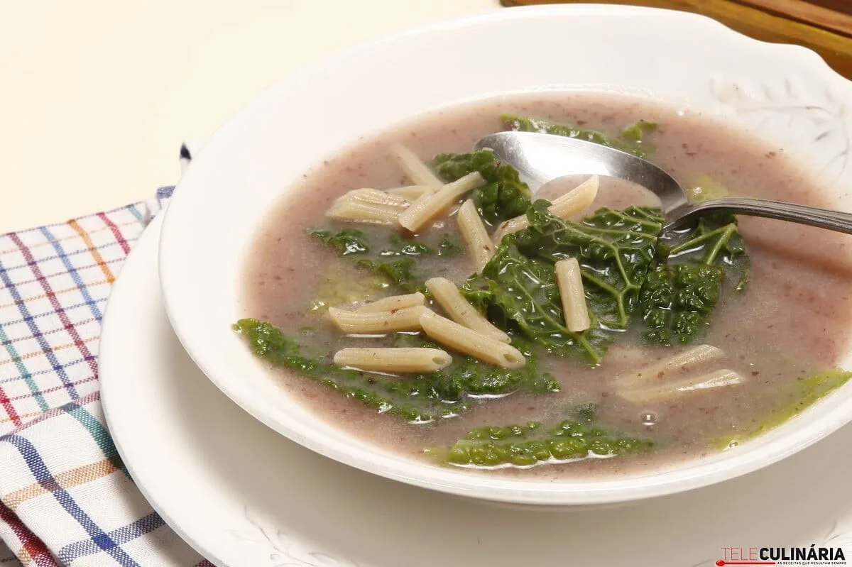 Sopa de feijão com couve