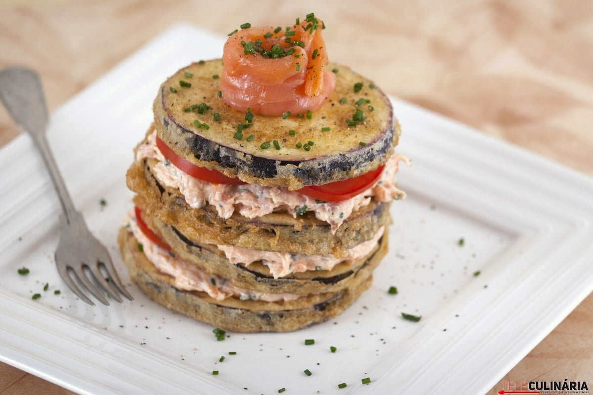 Mil-folhas de beringela e salmão