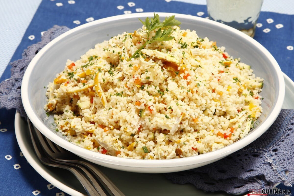 Cuscuz de frango colorido