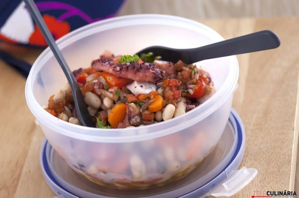 Salada de feijão e polvo