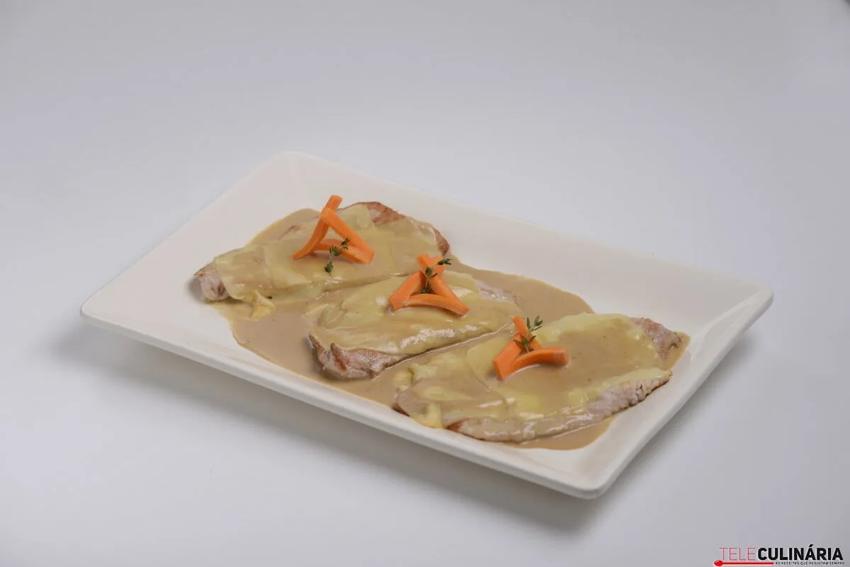 Delícia de peru com queijo gratinado