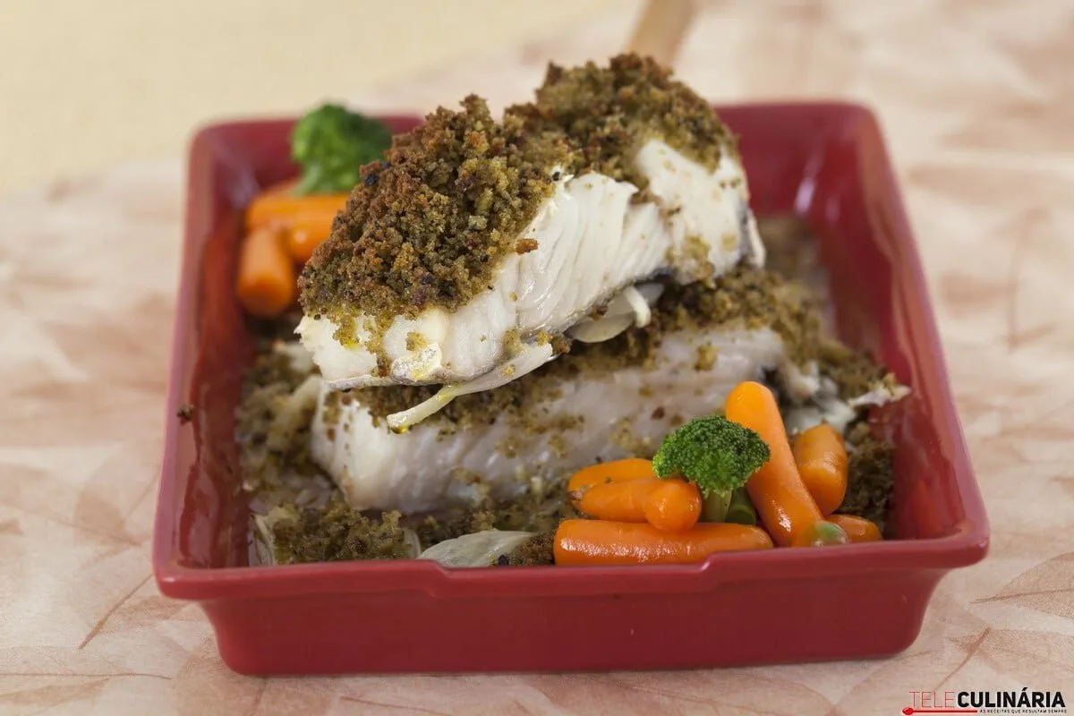 Bacalhau em crosta de azeitonas com legumes