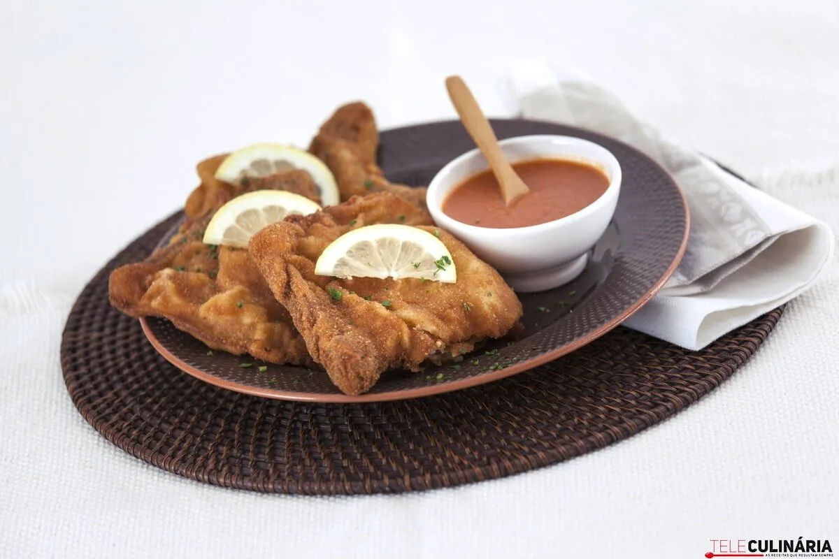 Costeletas panadas com molho de tomate