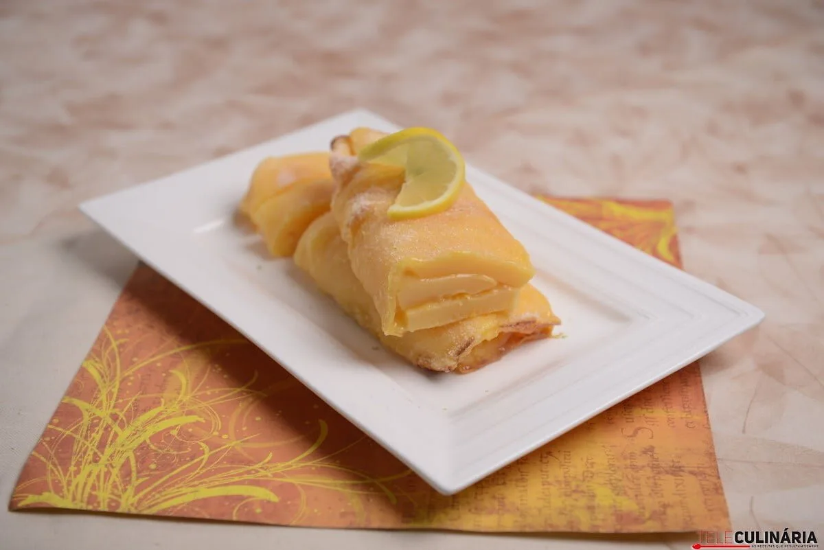 Torta de limão com doce de ovos