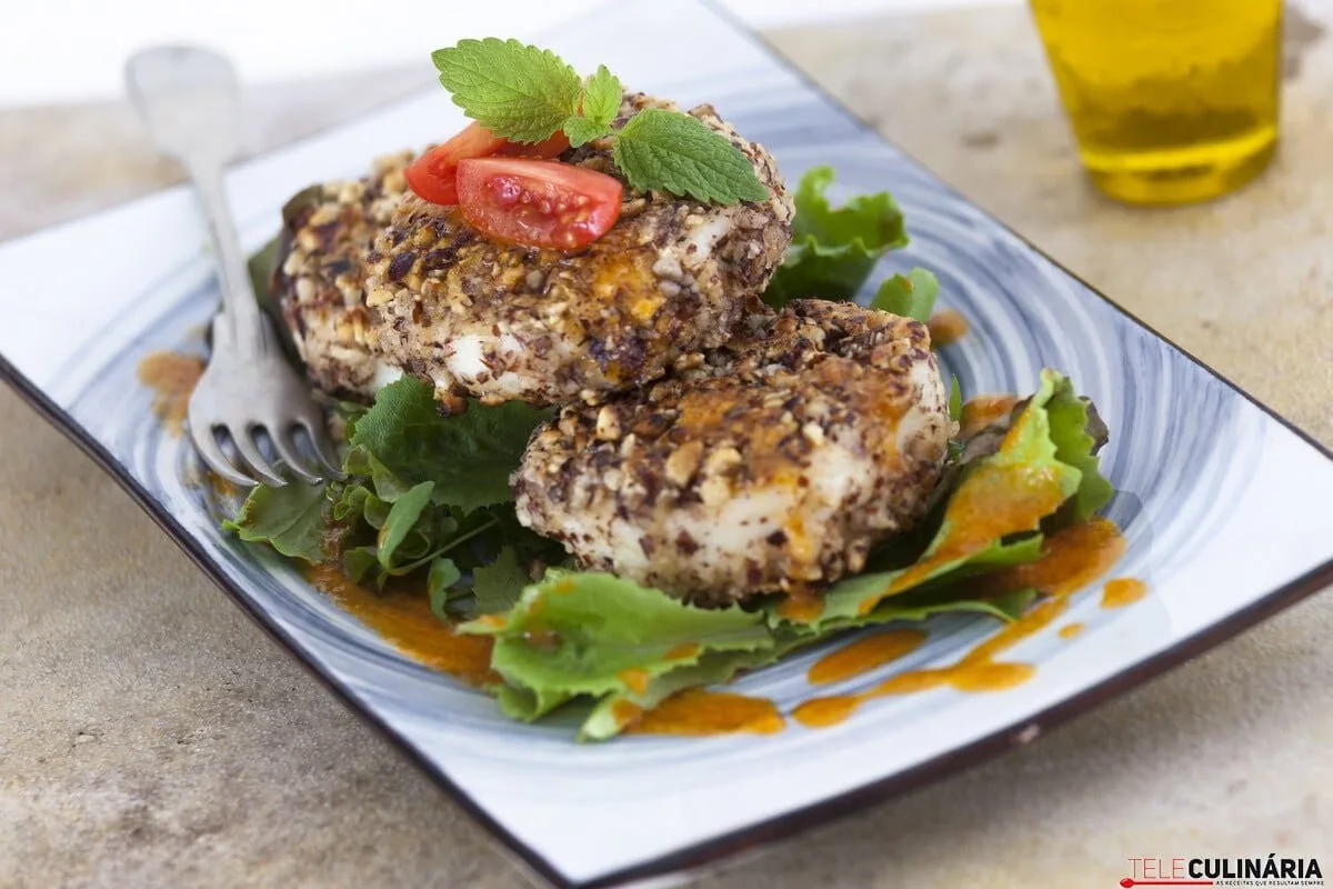 Queijo de cabra com avelã e vinagrete de pimento